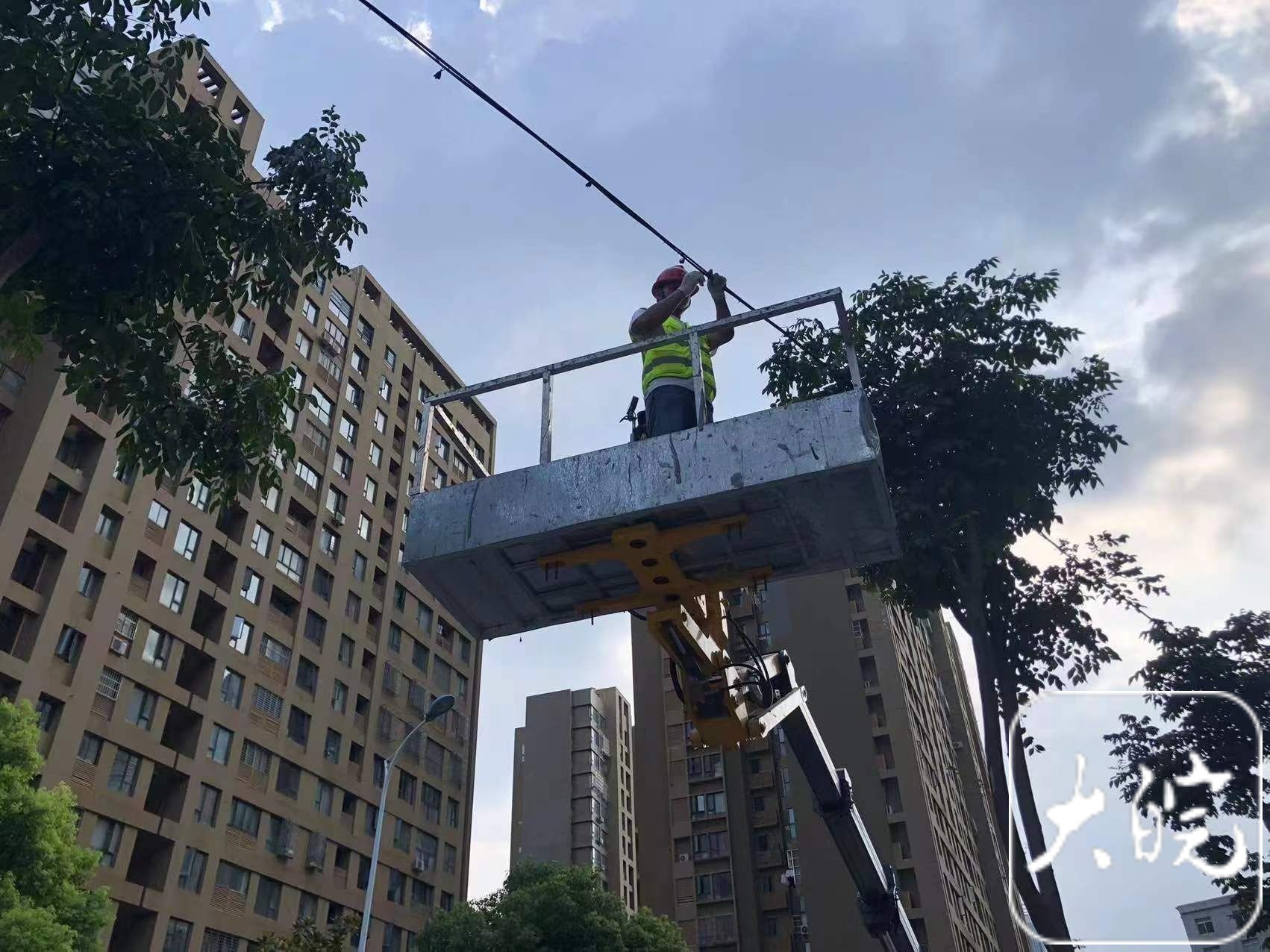 合肥包河城管整治空中“蛛網(wǎng)” 大多為弱電線纜